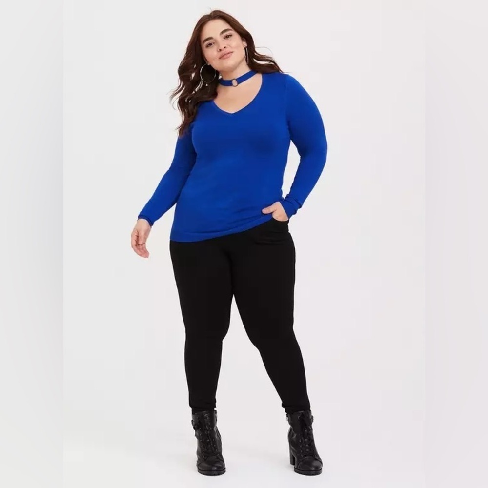 Torrid blue ring choker v-neck
Size: 14/16 (1)